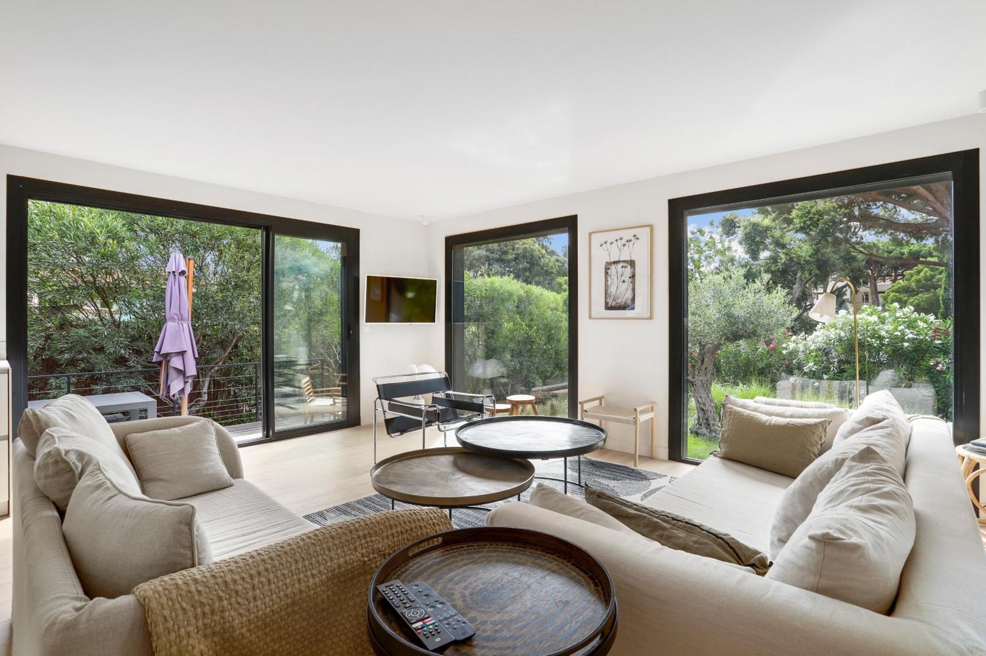 Villa La Temana, rénovée, piscine privée chauffée, grand jardin, plages et commerces à pied, à Cavalaire, près de Saint-Tropez Esterno foto