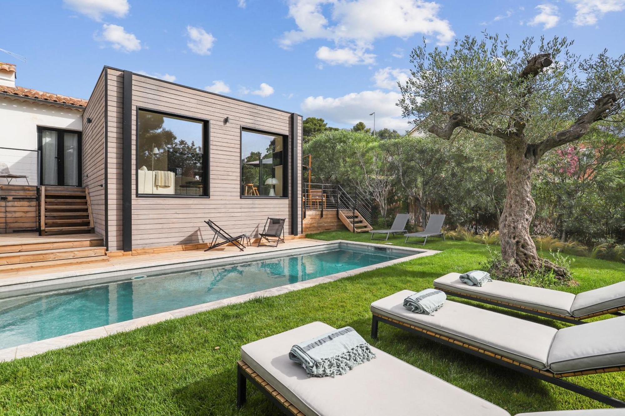 Villa La Temana, rénovée, piscine privée chauffée, grand jardin, plages et commerces à pied, à Cavalaire, près de Saint-Tropez Esterno foto
