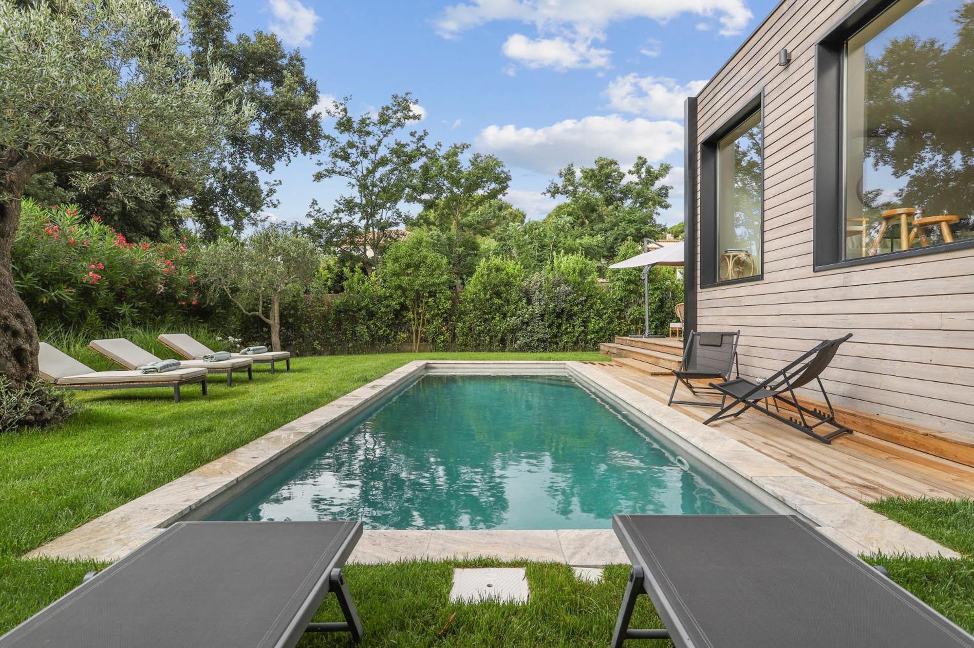Villa La Temana, rénovée, piscine privée chauffée, grand jardin, plages et commerces à pied, à Cavalaire, près de Saint-Tropez Esterno foto